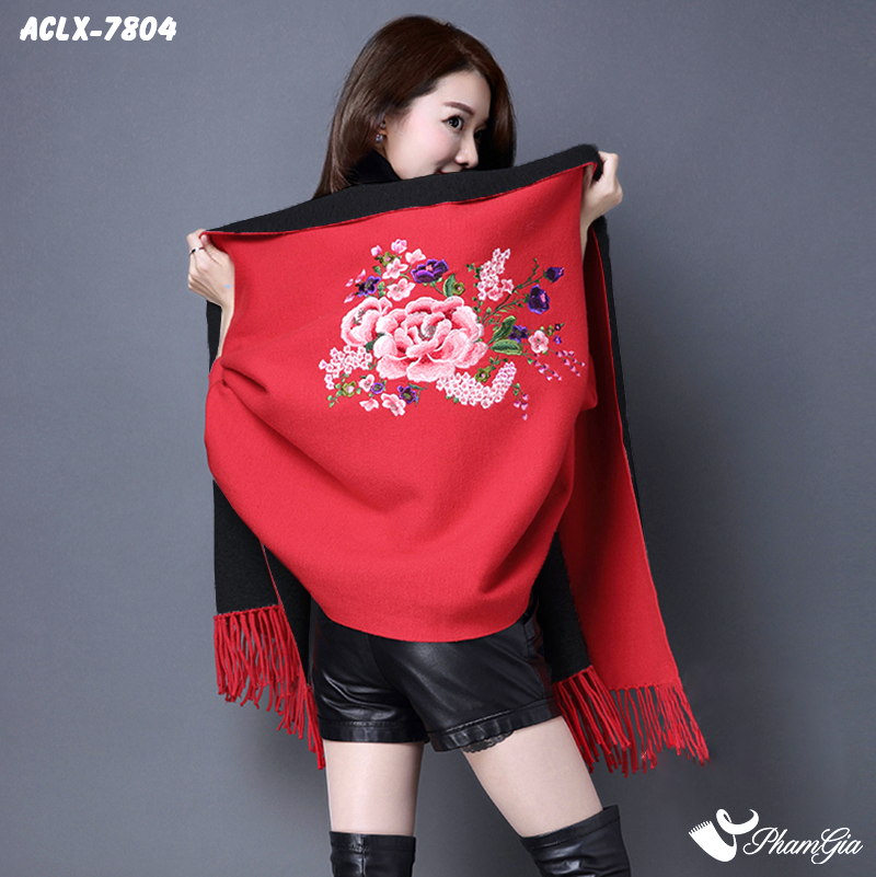 Người Mẫu Mặc Áo Choàng Len Cashmere Luxury Họa Tiết Hoa Mẫu Đơn Màu Đỏ Ruby