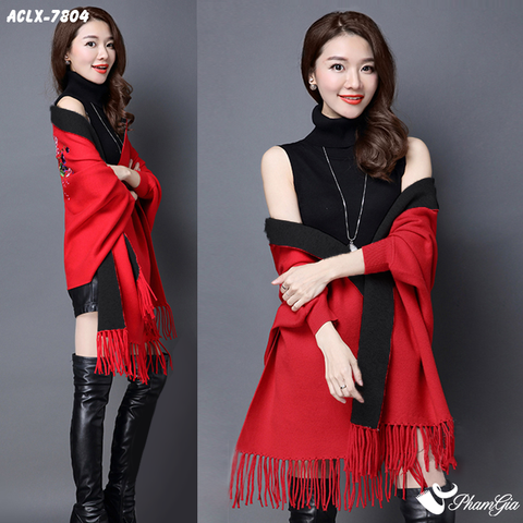 Model Mặc Áo Choàng Len Cashmere Luxury Họa Tiết Hoa Mẫu Đơn Màu Đỏ Ruby