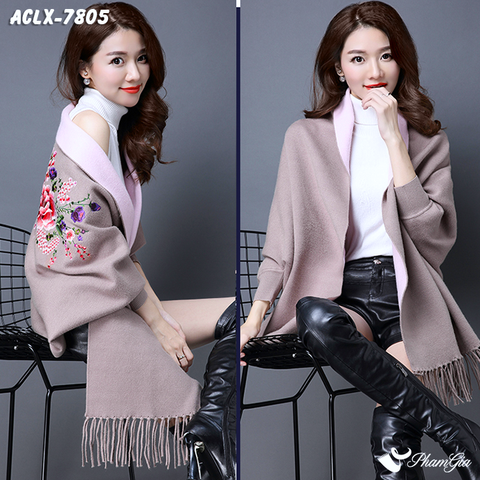 Người Mẫu Mặc Áo Choàng Len Cashmere Luxury Họa Tiết Hoa Mẫu Đơn Màu Hồng Beige