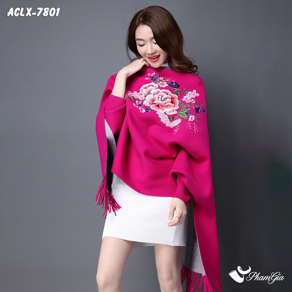 Người Mẫu Mặc Áo Choàng Len Cashmere Luxury Họa Tiết Hoa Mẫu Đơn Màu Hồng Sen