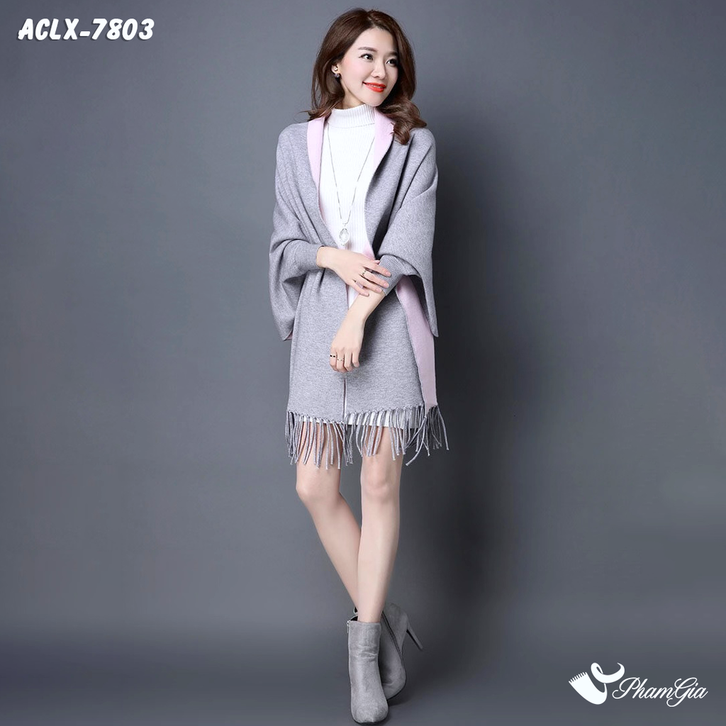 Người Mẫu Mặc Áo Choàng Len Cashmere Luxury Họa Tiết Hoa Mẫu Đơn Màu Xám Khói