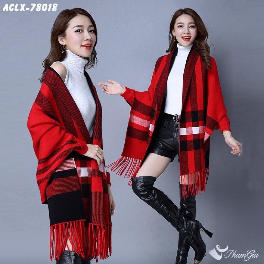Người Mẫu Mặc Áo Choàng Len Cashmere Luxury Họa Tiết Kẻ Sọc Caro Màu Đỏ