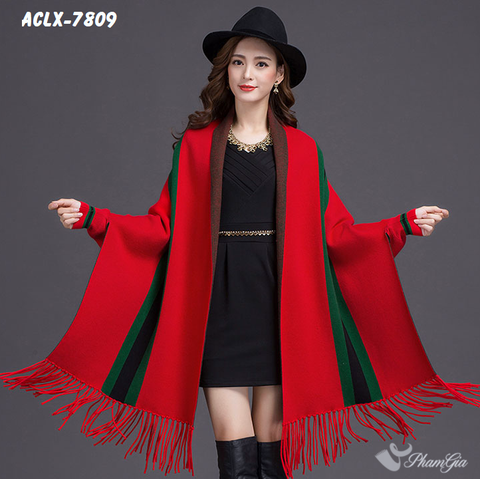 Người Mẫu Mặc Áo Choàng Len Cashmere Luxury Họa Tiết Kẻ Sọc Màu Đỏ