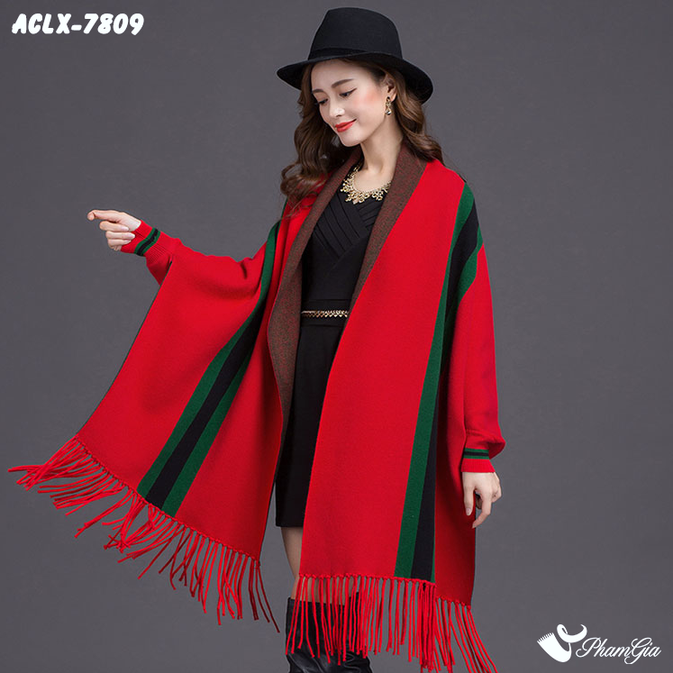 Model Mặc Áo Choàng Len Cashmere Luxury Họa Tiết Kẻ Sọc Màu Đỏ