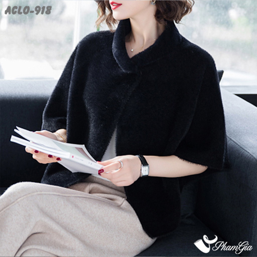 Người Mẫu Mặc Áo Choàng Lông 2 Lớp Luxury Màu Đen Tuyền Qu y Phái