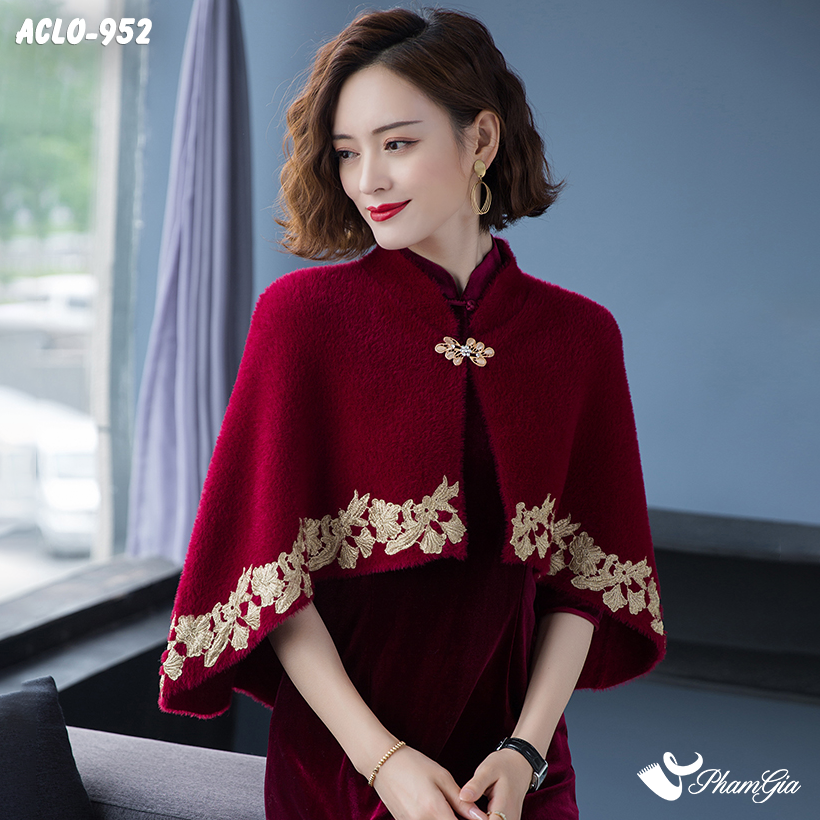 Model Mặc Áo Choàng Lông Luxury Phối Đăng Ten Cổ Điển Màu Đỏ Mận Kiều Diễm