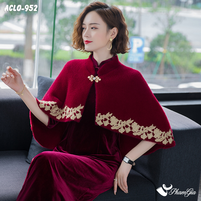 Người Mẫu Mặc Áo Choàng Lông Luxury Phối Đăng Ten Cổ Điển Màu Đỏ Mận Kiều Diễm