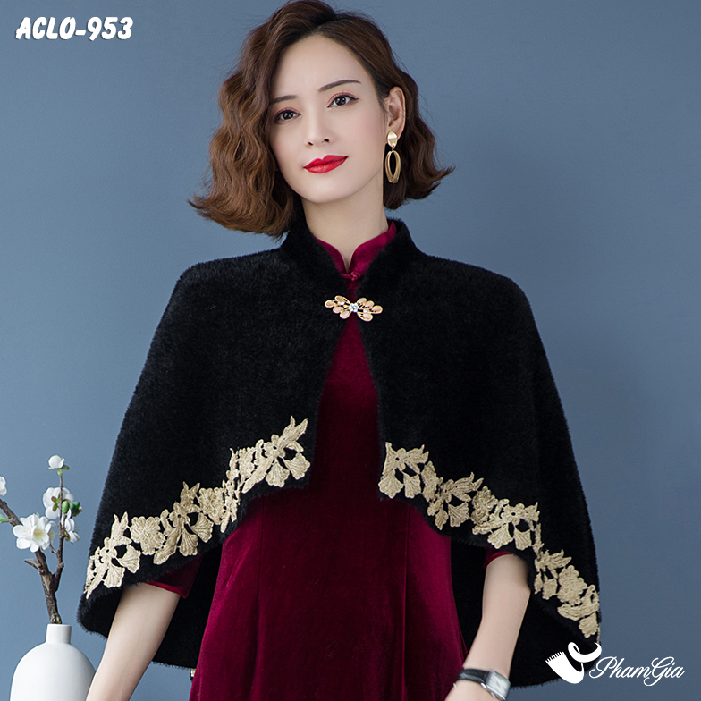 Người Mẫu Mặc Áo Choàng Lông Luxury Phối Đăng Ten Cổ Điển Màu Đỏ Mận Quý Phái