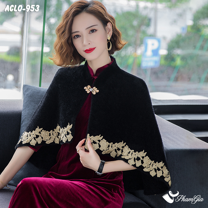 Model Mặc Áo Choàng Lông Luxury Phối Đăng Ten Cổ Điển Màu Đỏ Mận Quý Phái