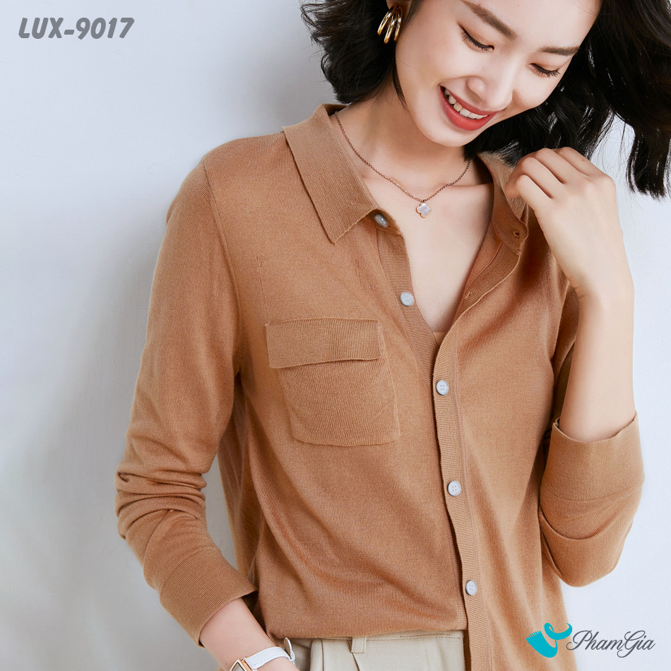 Người Mẫu Mặc Áo Len Dáng Sơmi Cao Cấp Màu Nâu Bò