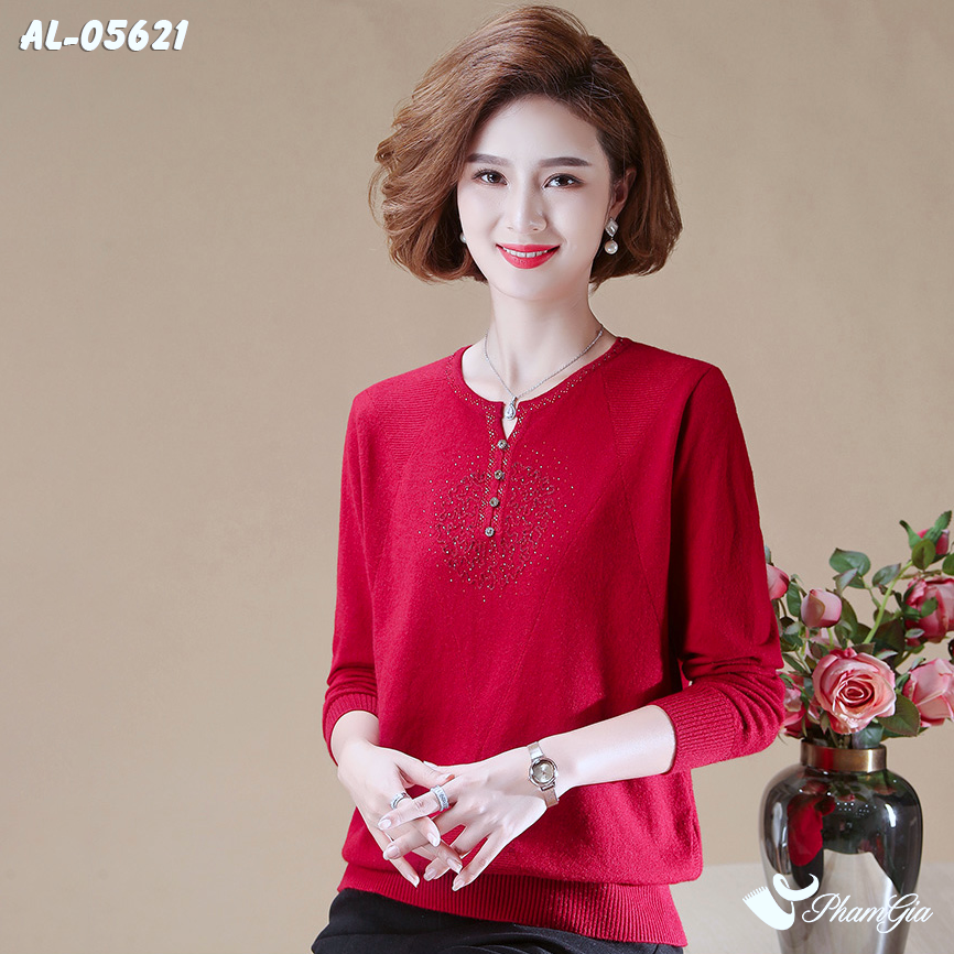 Model Mặc Áo Len Nữ Đính Hạt Cao Cấp Màu Đỏ