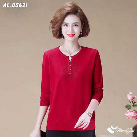 Người Mẫu Mặc Áo Len Nữ Đính Hạt Cao Cấp Màu Đỏ