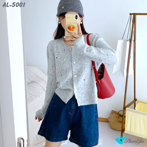 Người Mẫu Mặc Áo Len Nút Cài Thời Trang Thu Đông Đính Hạt Màu Xám