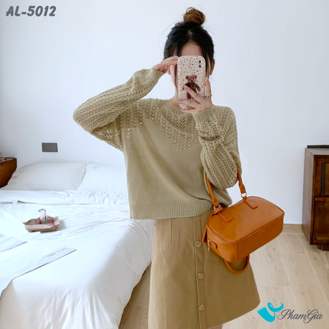 Người Mẫu Mặc Áo Len Thời Trang Thu Đông Màu Nâu Tây