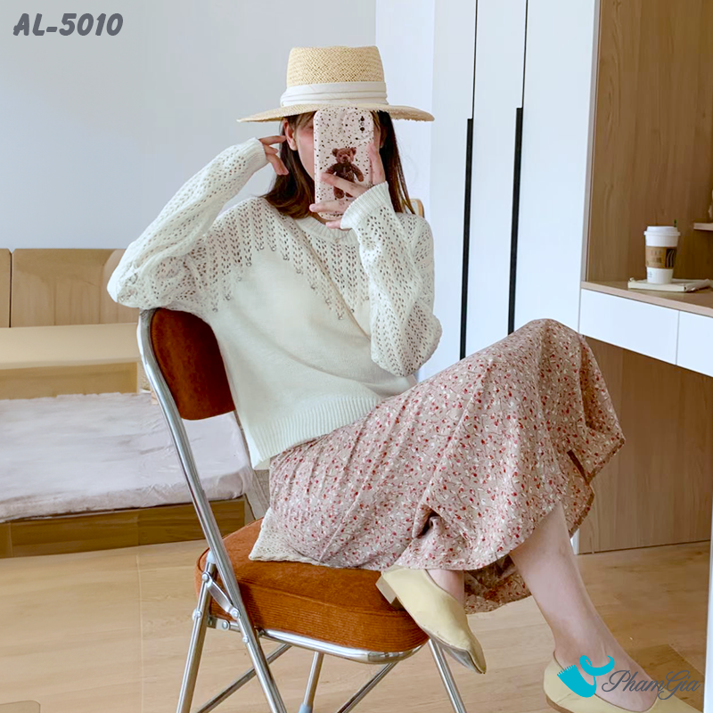 Model Mặc Áo Len Thời Trang Thu Đông Màu Trắng Kem