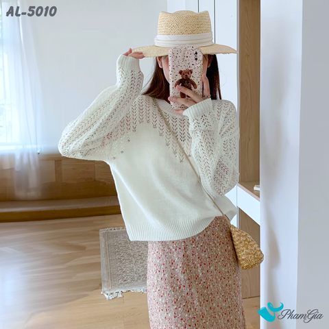 Người Mẫu Mặc Áo Len Thời Trang Thu Đông Màu Trắng Kem