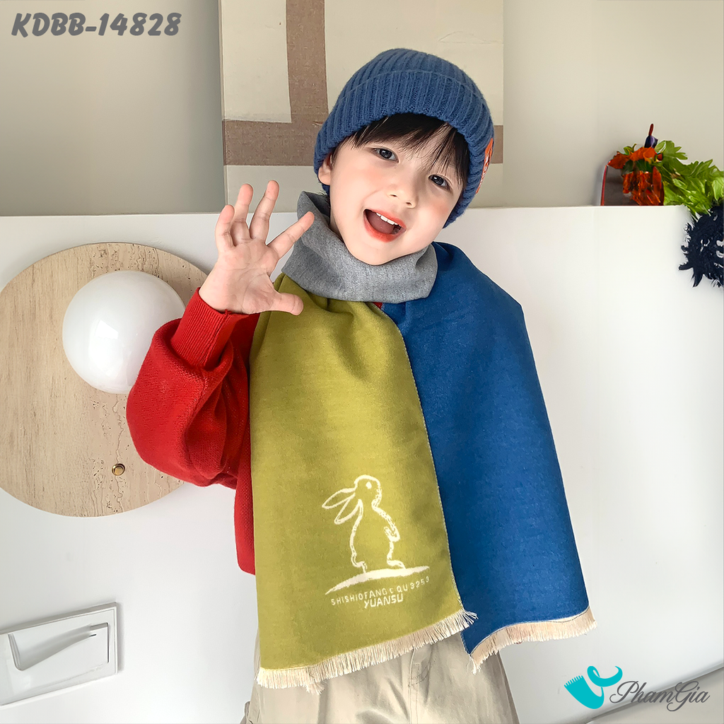 Model Mặc Khăn Dạ Baby Giữ Ấm Họa Tiết Thỏ Con Phối Màu Xanh Oliu - Xanh Navy Đáng Yêu