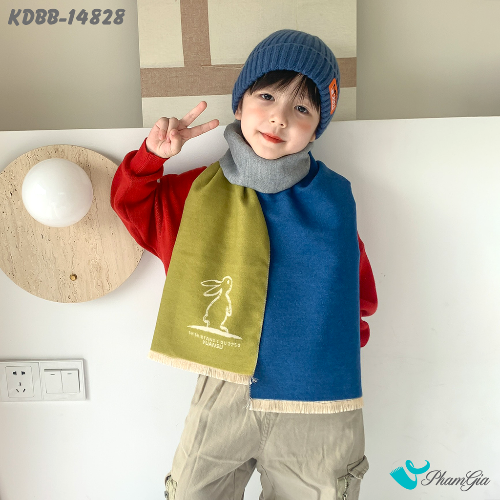 Người Mẫu Mặc Khăn Dạ Baby Giữ Ấm Họa Tiết Thỏ Con Phối Màu Xanh Oliu - Xanh Navy Đáng Yêu