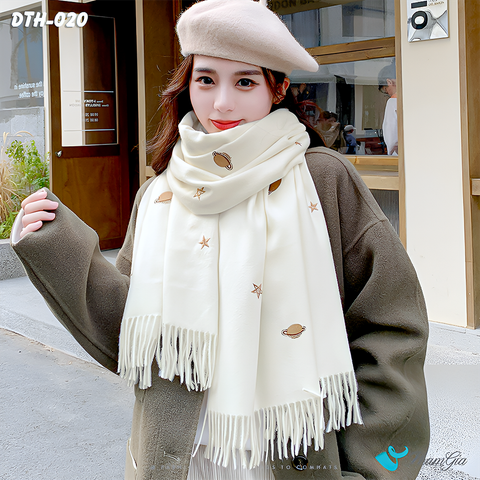 Người Mẫu Choàng Khăn Choàng Dạ Cashmere Kem Thêu Họa Tiết Galaxy Cao Cấp Màu Trắng Kem Thanh Lịch