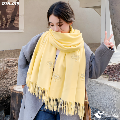 Người Mẫu Choàng Khăn Choàng Dạ Cashmere Thêu Nơ Đính Hạt Cao Cấp Màu Vàng Mơ Thanh Lịch