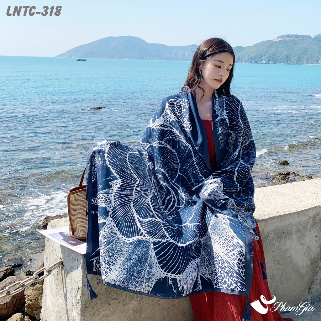 Người Mẫu Choàng Khăn Choàng Linen Boho Họa Tiết Hoa Hồng Khắc Nét Màu Xanh Navy Tinh Tế