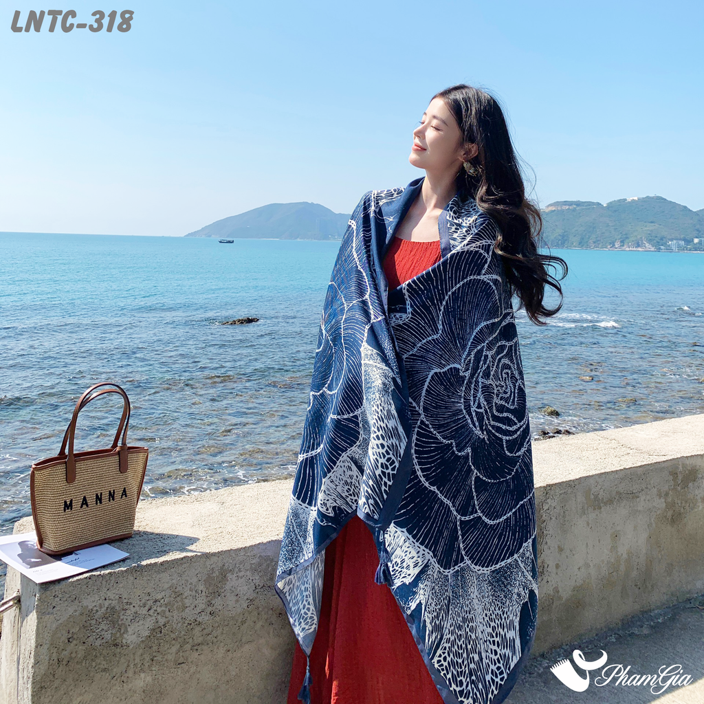Model Choàng Khăn Choàng Linen Boho Họa Tiết Hoa Hồng Khắc Nét Màu Xanh Navy Tinh Tế