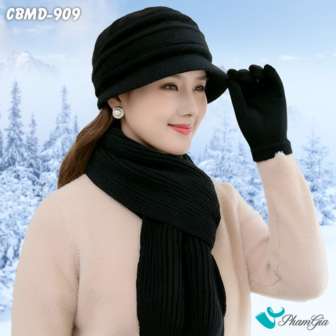 Người Mẫu Mặc Combo Len Giữ Ấm Gồm Nón - Khăn - Găng Tay Màu Đen Tuyền