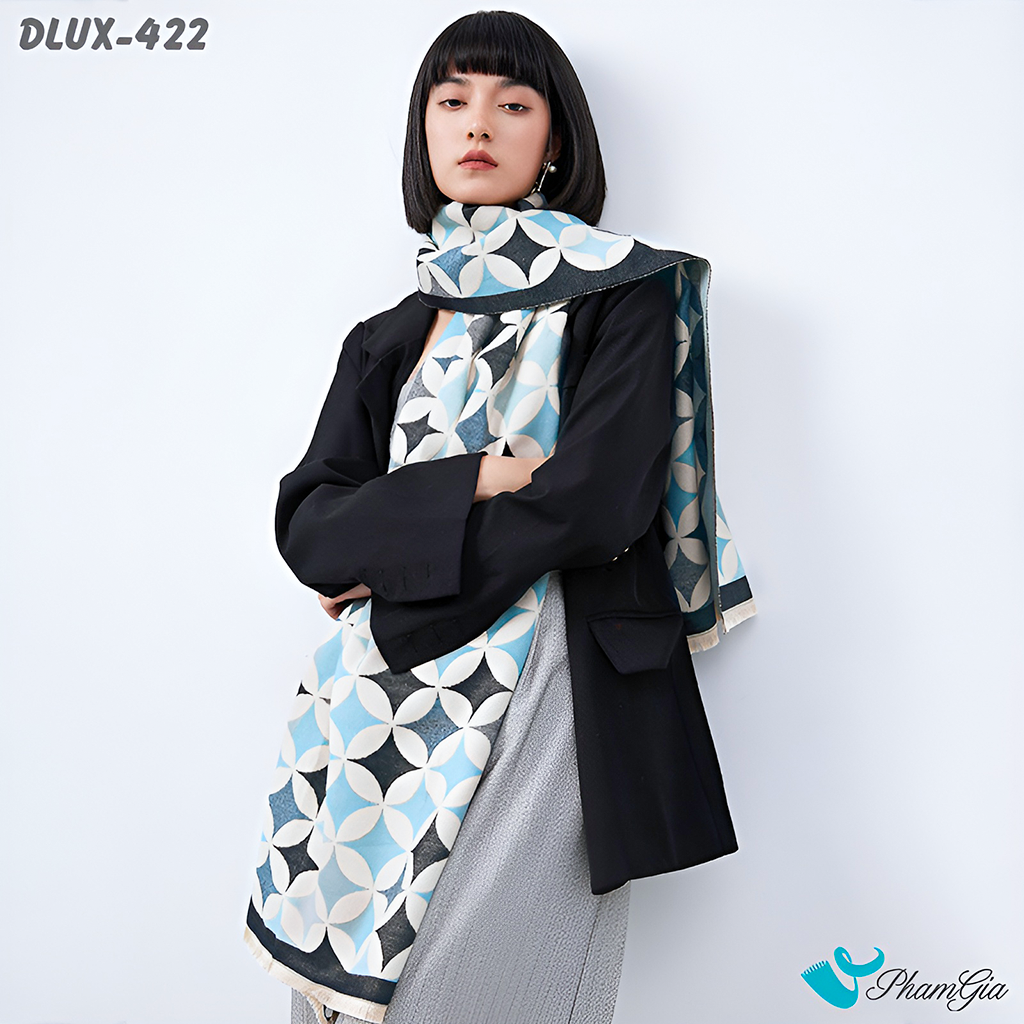 Người Mẫu Choàng Khăn Choàng Dạ Cashmere Cao Cấp Họa Tiết Hình Học Màu Xanh Baby Viền Đen Trẻ Trung