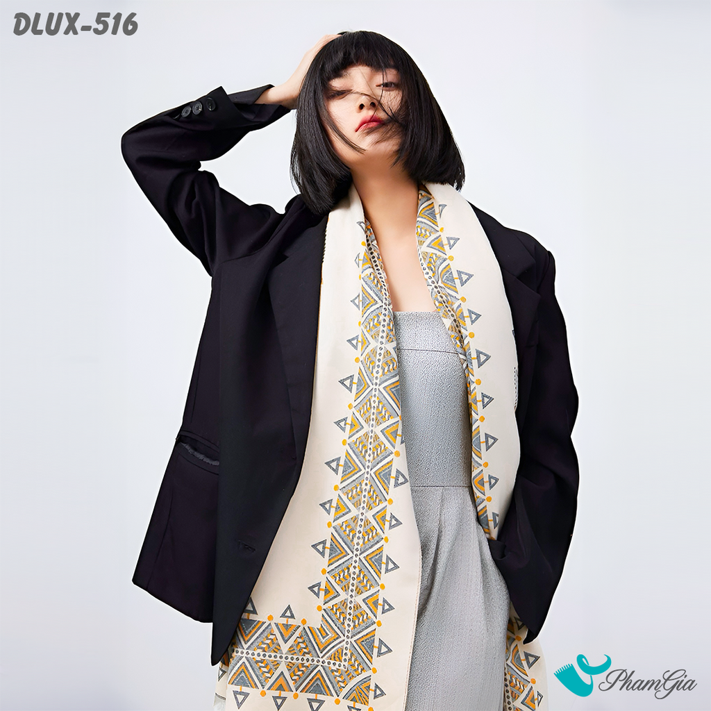Người Mẫu Choàng Khăn Choàng Dạ Cashmere Cao Cấp Họa Tiết Thổ Cẩm Màu Vàng Phối Nền Kem Cá Tính
