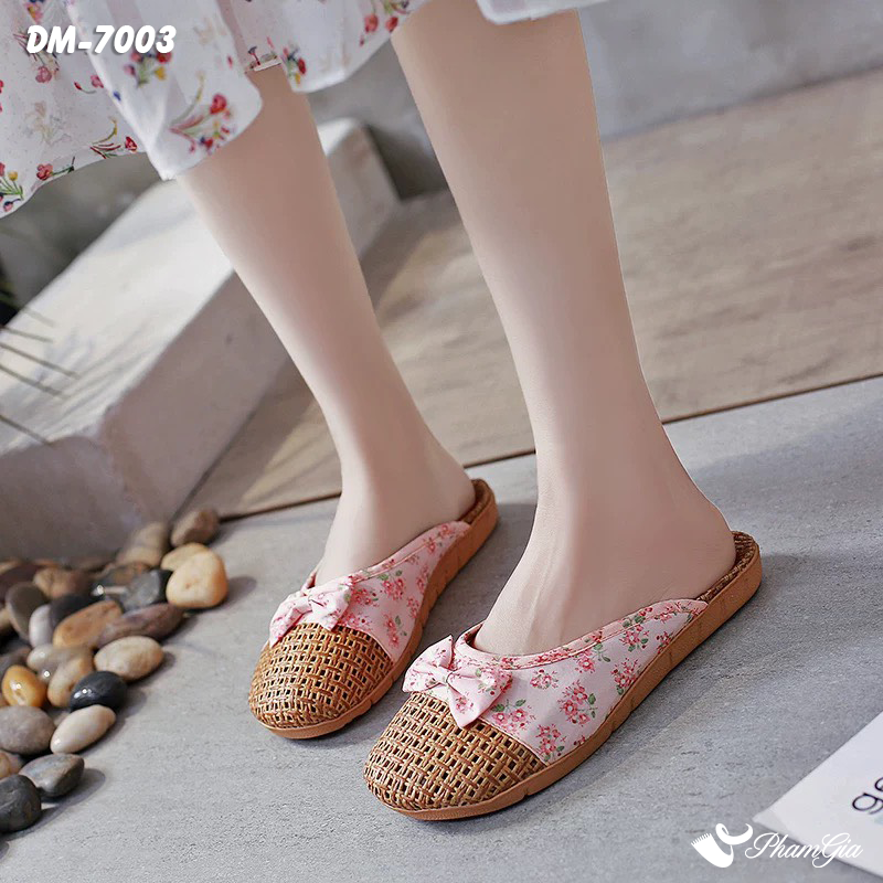 Người Mẫu Mang Dép Mây Bít Mũi Cao Cấp Họa Tiết Hoa Nhí Màu Hồng Đào