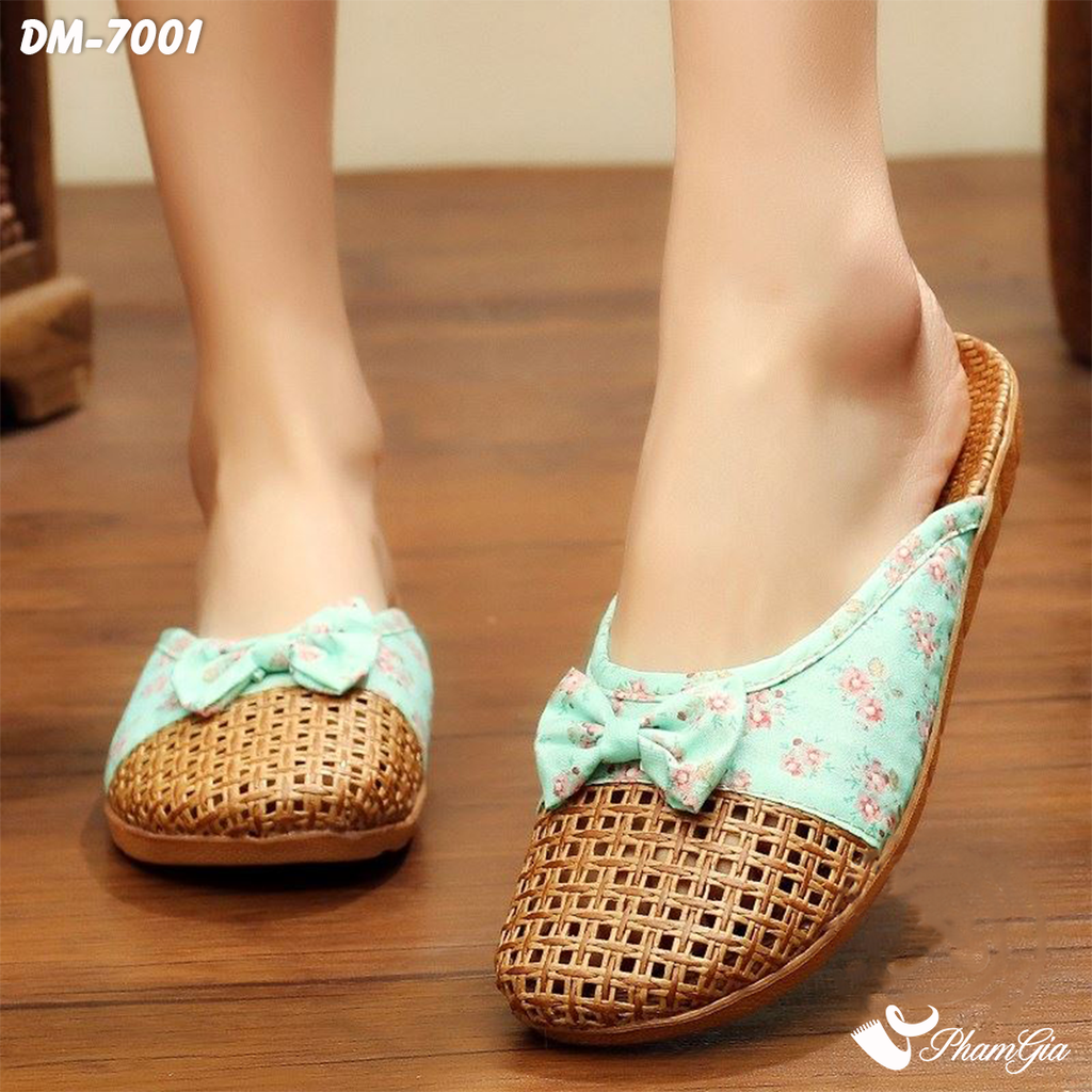 Người Mẫu Mang Dép Mây Bít Mũi Cao Cấp Họa Tiết Hoa Nhí Màu Xanh Mint
