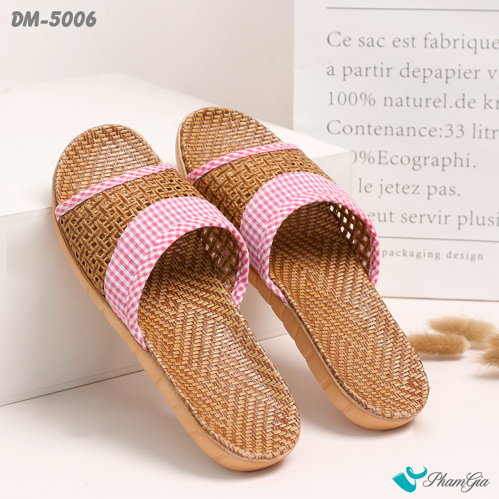 Nghiêng Phải Dép Mây Quai Ngang Cao Cấp Họa Tiết Caro Màu Hồng Baby