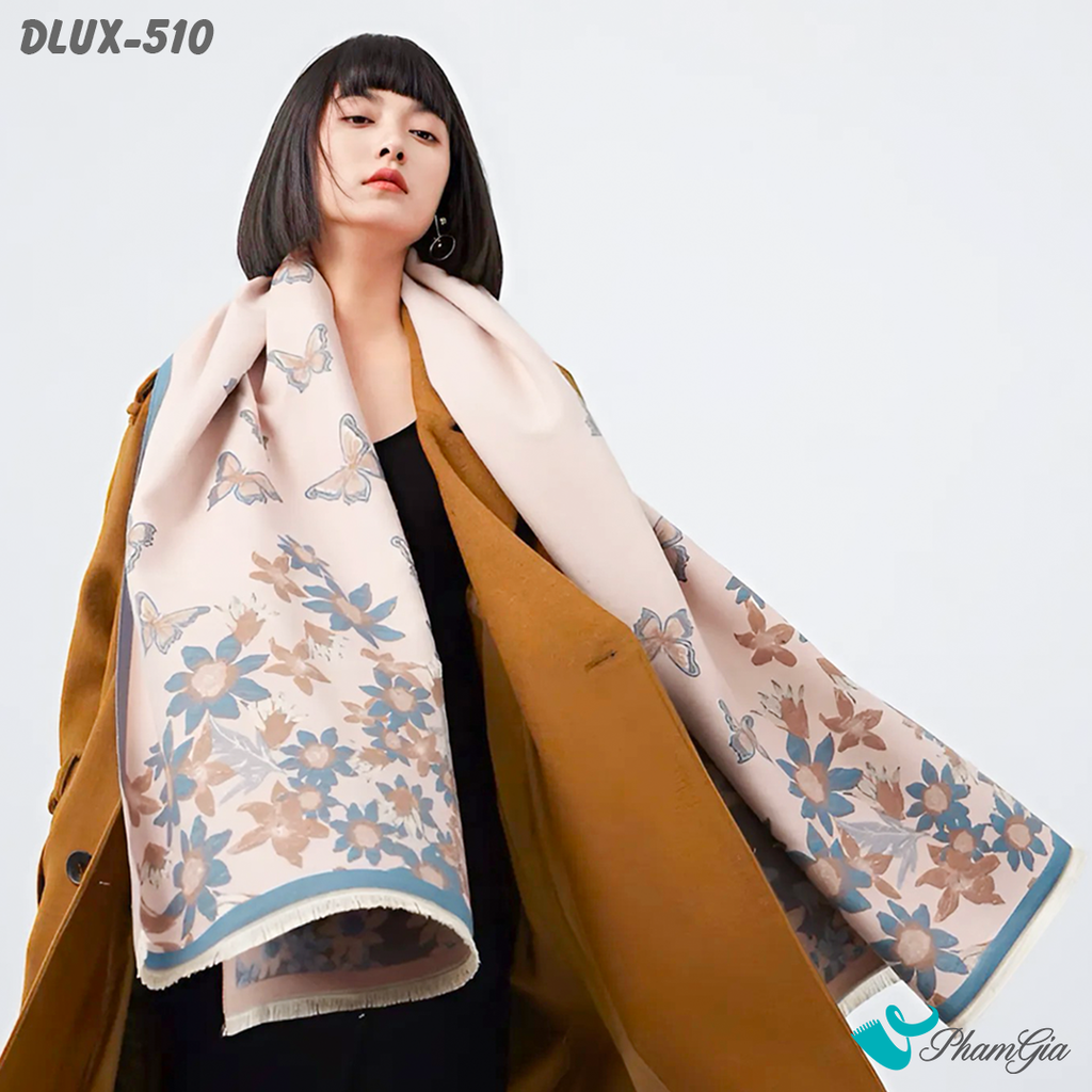 Người Mẫu Choàng Khăn Choàng Dạ Cashmere Cao Cấp Họa Tiết Hoa Cúc Màu Xanh Phối Nền Hồng Nude Nhẹ Nhàng