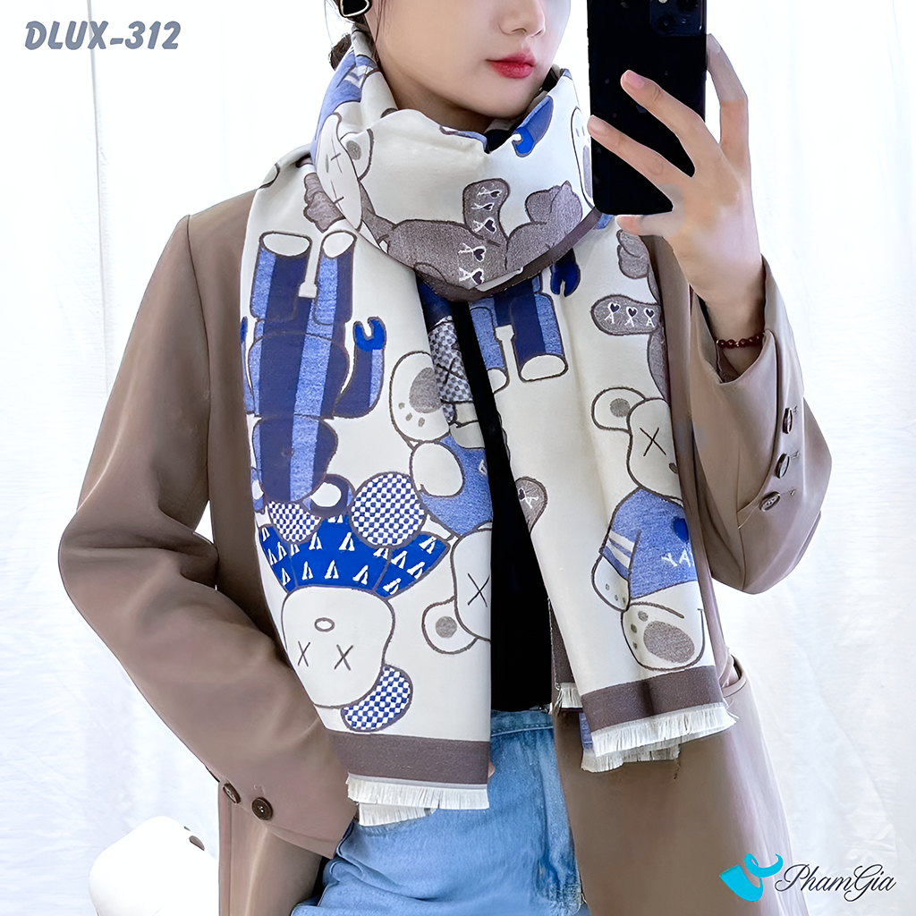 Người Mẫu Choàng Khăn Choàng Dạ Cashmere Cao Cấp Họa Tiết Gấu BearBrick Màu Xanh Navy Cá Tính