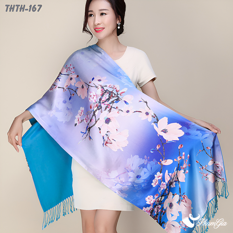 Người Mẫu Choàng Khăn Choàng Tằm Hoa Thượng Hải 2 Lớp Cao Cấp Họa Tiết Hoa Mộc Lan Màu Xanh Coban Sang Trọng