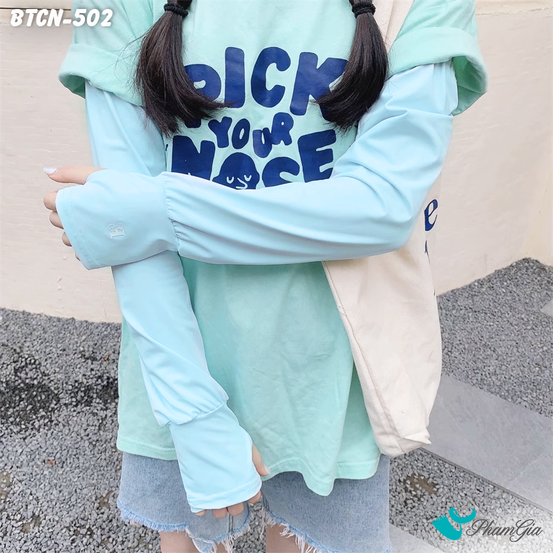 Người Mẫu Đeo Găng Tay Ống Chống Nắng Oversize Hạ Nhiệt Cao Cấp Màu Xanh Baby