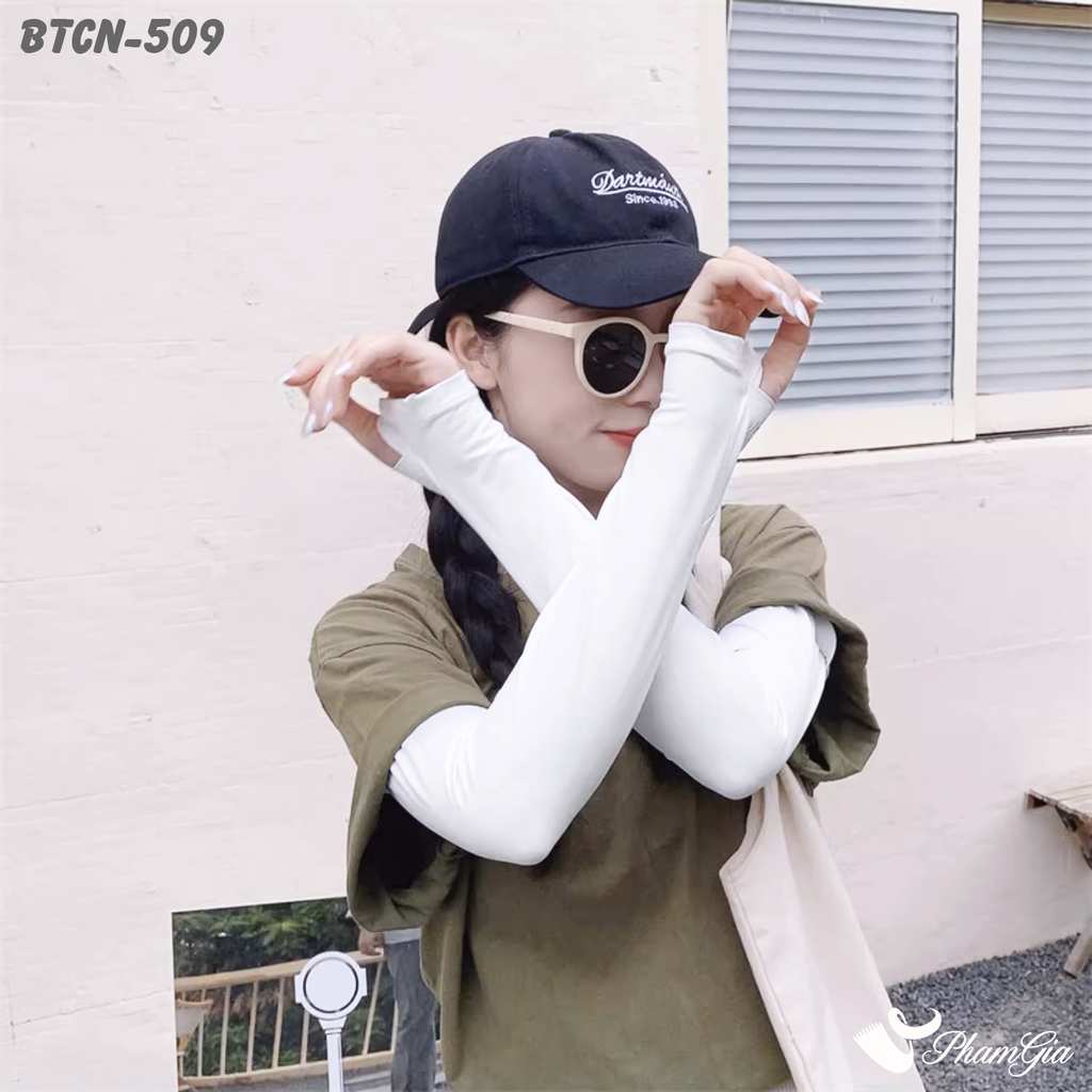 Người Mẫu Đeo Găng Tay Ống Chống Nắng Slim-Fit Hạ Nhiệt Cao Cấp Màu Trắng