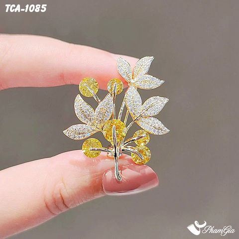 Người Mẫu Cầm Ghim Cài Áo Cây Tài Lộc Đính Đá Thanh Lịch