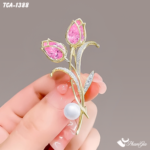 Người Mẫu Cầm Ghim Cài Áo Hoa Tulip Đính Đá Hồng Ngọc Sang Trọng