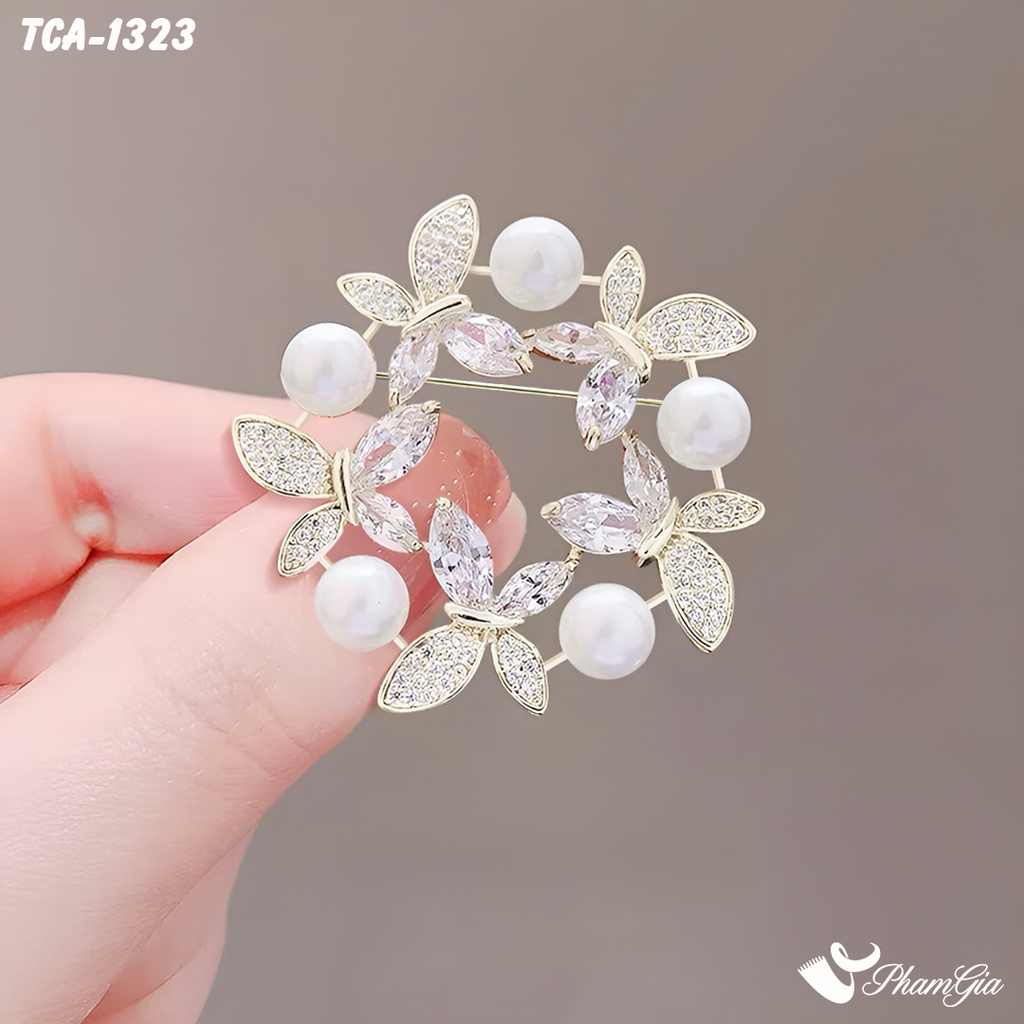 Người Mẫu Cầm Ghim Cài Áo Vòng Hoa Bướm Đính Đá Pha Lê Thanh Lịch