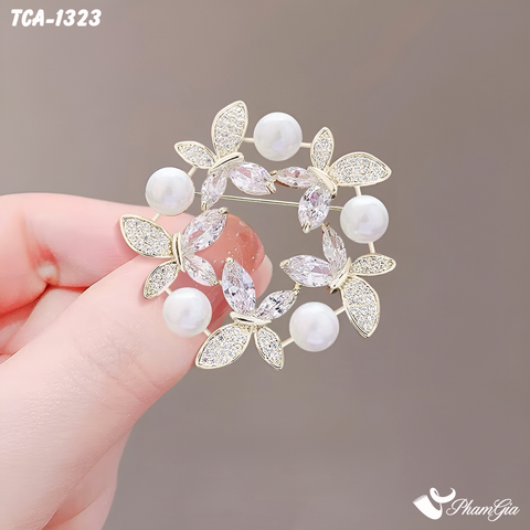 Người Mẫu Cầm Ghim Cài Áo Vòng Hoa Bướm Đính Đá Pha Lê Thanh Lịch