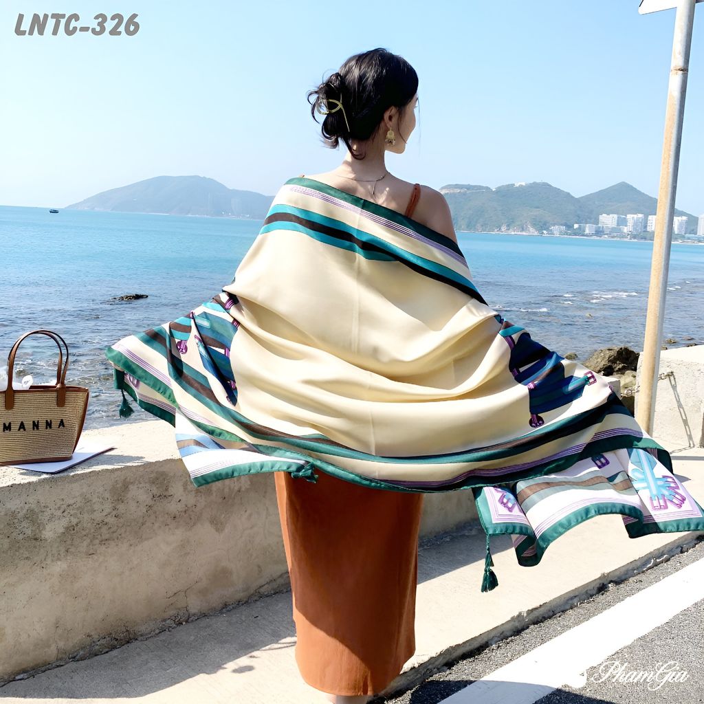 Model Choàng Khăn Choàng Linen Boho Họa Tiết Dây Đai Xanh Phối Nền Beige Cá Tính