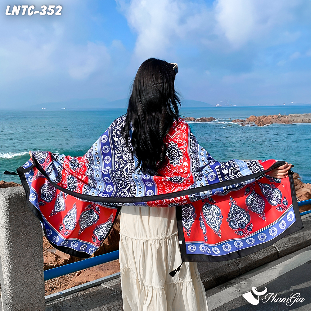 Góc Sau Model Khăn Choàng Linen Boho Họa Tiết Thổ Cẩm Paisley Phối Màu Đỏ Xanh Nổi Bật