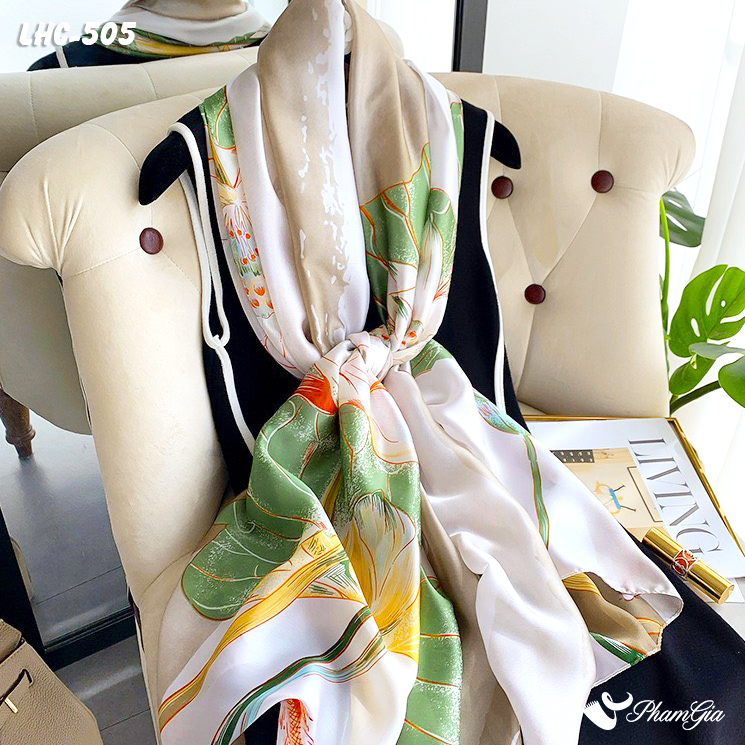 Góc Nghiêng Khăn Choàng Lụa Hàng Châu Màu Nâu Beige Họa Tiết Hoa Sen Cá Chép Tinh Tế