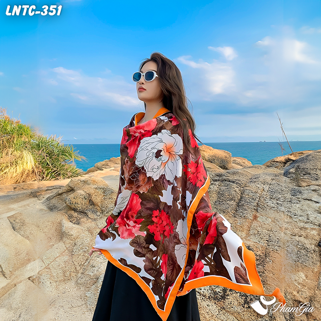 Người Mẫu Choàng Khăn Choàng Linen Boho Họa Tiết Hoa Mẫu Đơn Phối Màu Trắng Đỏ Viền Cam Quyến Rũ
