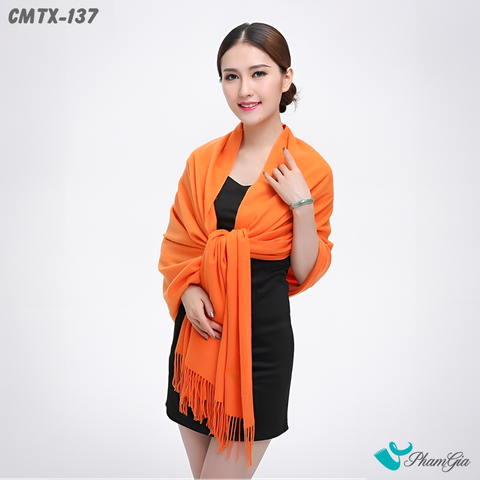 Người Mẫu Choàng Khăn Choàng Cashmere Trơn Cao Cấp Màu Cam Gạch