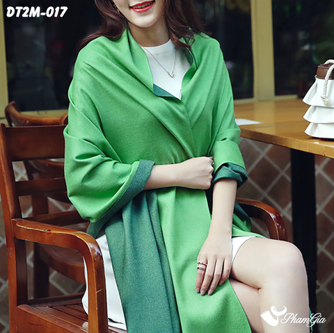 Người Mẫu Choàng Khăn Choàng Dạ Trơn 2 Mặt Phối Màu Xanh Két - Xanh Rêu Trang Nhã