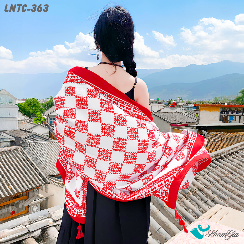 Phía Sau Model Choàng Khăn Choàng Linen Boho Họa Tiết Caro Thổ Cẩm Màu Đỏ Nổi Bật