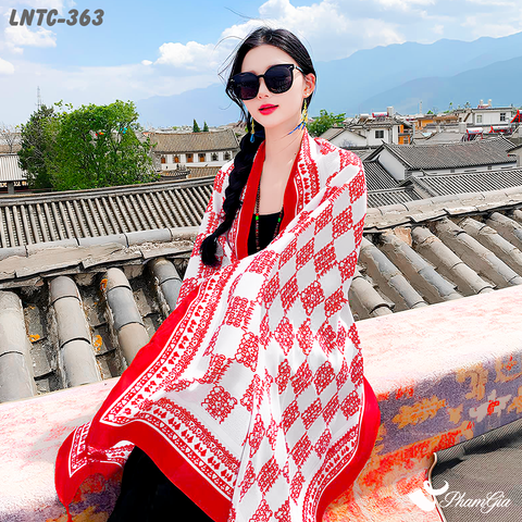 Người Mẫu Choàng Khăn Choàng Linen Boho Họa Tiết Caro Thổ Cẩm Màu Đỏ Nổi Bật