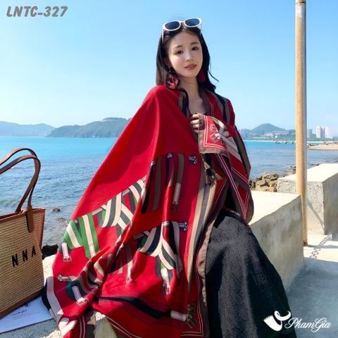 Người Mẫu Choàng Khăn Choàng Linen Boho Họa Tiết Dây Đai Nâu Phối Nền Đỏ Đô Nổi Bật